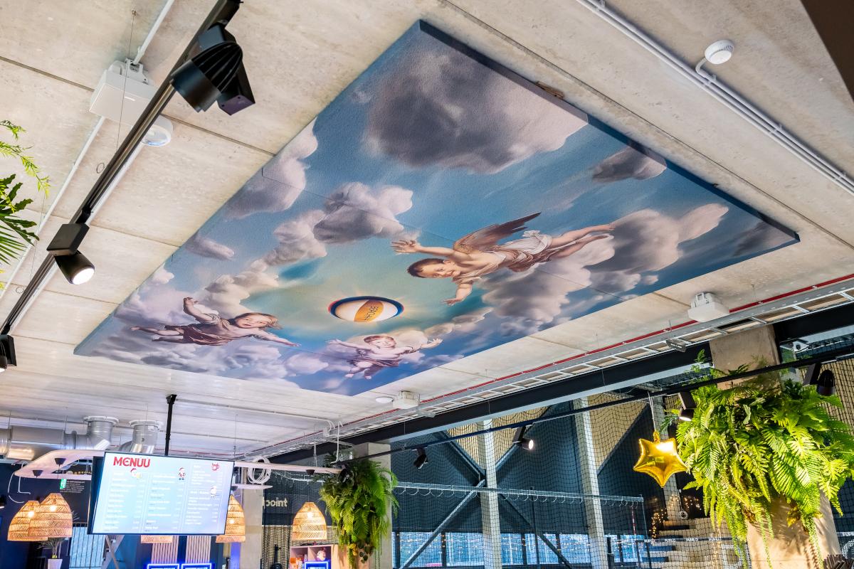 Kuvallinen akustiikapaneeli katossa 1